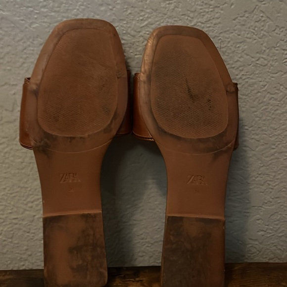 Zara Brown Sandals with Gold Accents - Picture 4 of 11